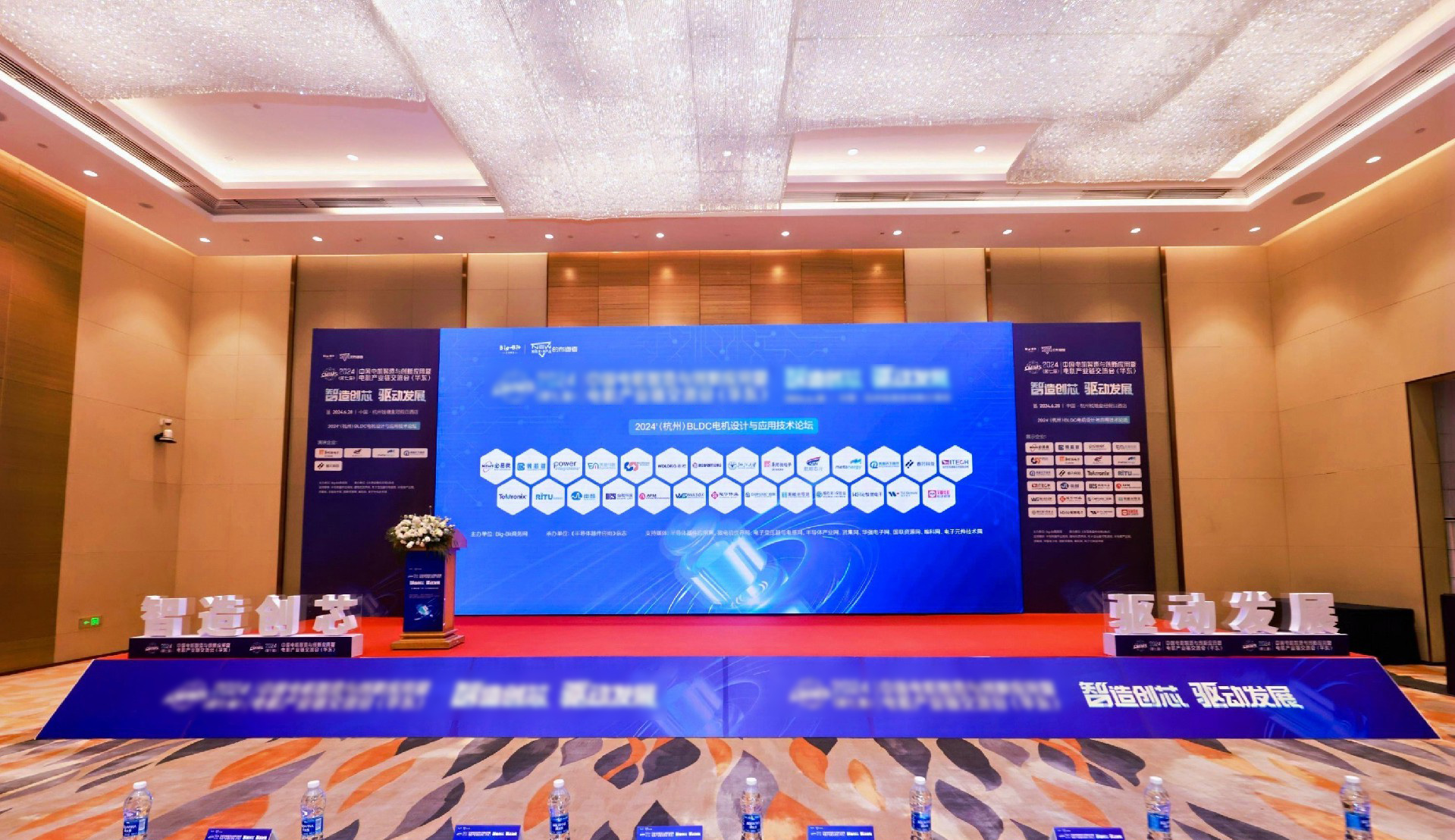 始终坚持技术创新和客户至上的原则